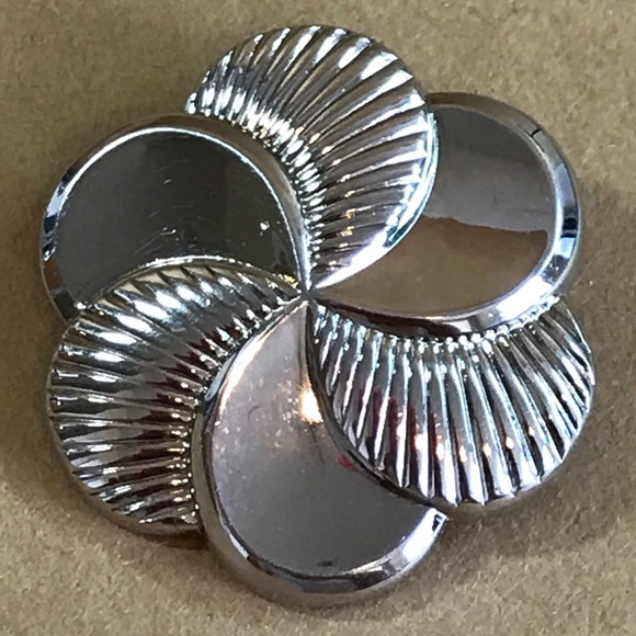 SIGNED Volupte Trefoil Flower Clip On Earrings - Picture 6 of 8